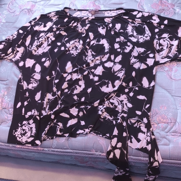1x shirt with black and white flowers that ties at the bottom for decoration - Picture 1 of 1